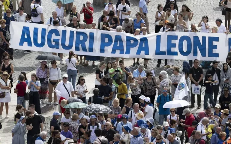 Papa completa 70 anos e recebe felicitações de líderes