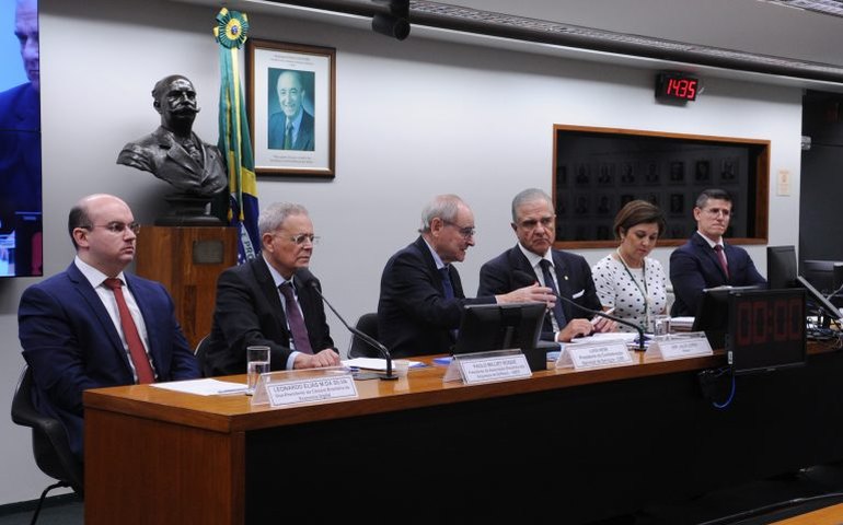 Digitalização da administração pública pode reduzir custo Brasil, afirmam debatedores