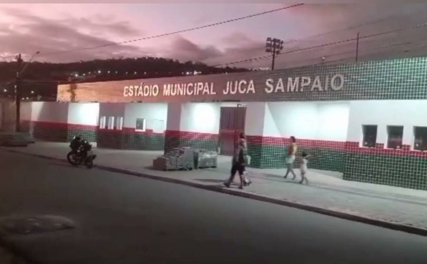 Prefeito-imperador manda fechar portões e trocar cadeados do Estádio Juca Sampaio para impedir acesso de presidente do CSE