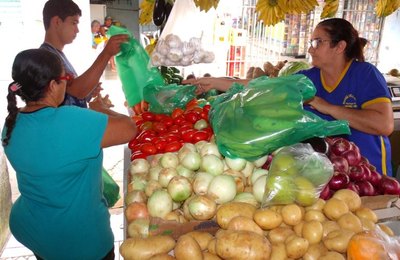 É dia de Feira: a sertaneja do Mercado do Benedito Bentes