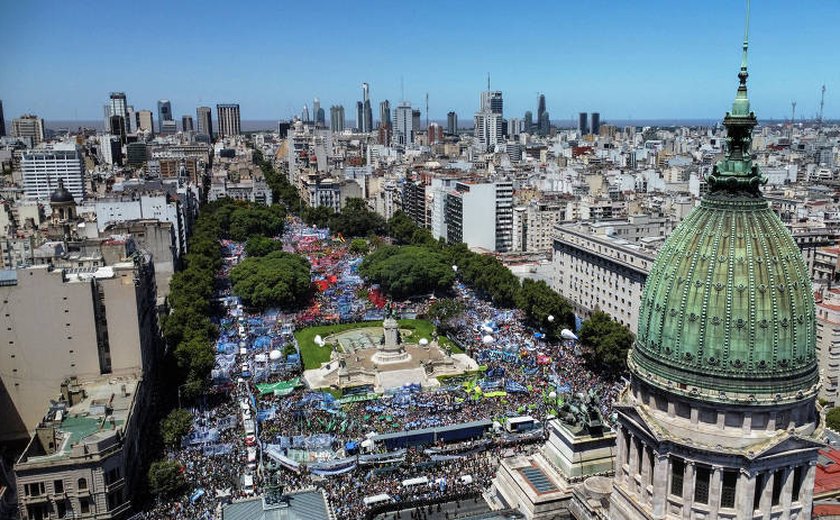 Greve convocada pela oposição reúne multidão contra reformas de Milei