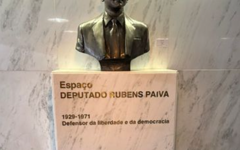 Ato contra PL da Anistia é realizado em frente a busto de Rubens Paiva