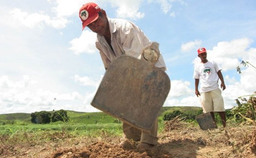 Cerca de 400 famílias de agricultores assentados serão beneficiadas com terras