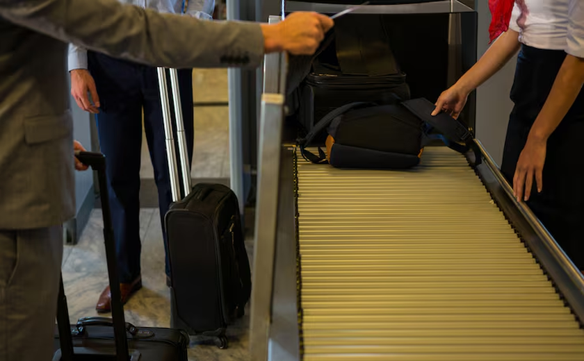 Justiça de Alagoas condena Azul a indenizar passageiro por danos em mala e extravio de material de trabalho