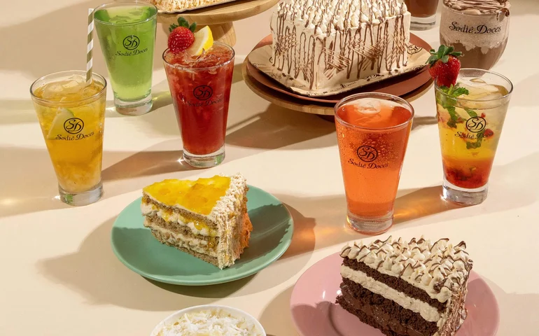 Sodiê Doces lança bolos caseiros premium e bebidas geladas zero açúcar em parceria com a Red Bull