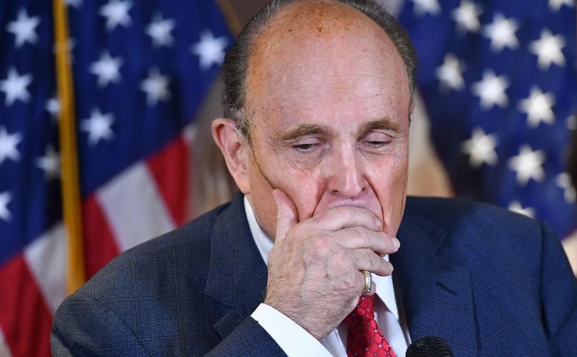 Giuliani reconhece ter feito comentários difamatórios sobre funcionários eleitorais da Geórgia