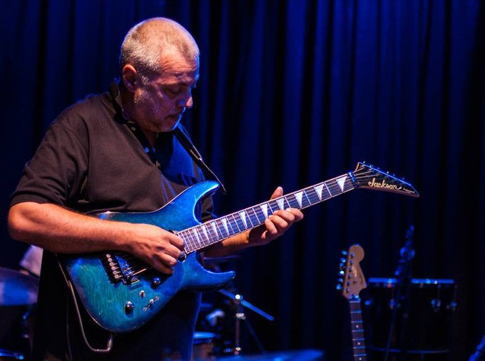 Guitar hero Toni Augusto no 'Quinta no Arena'