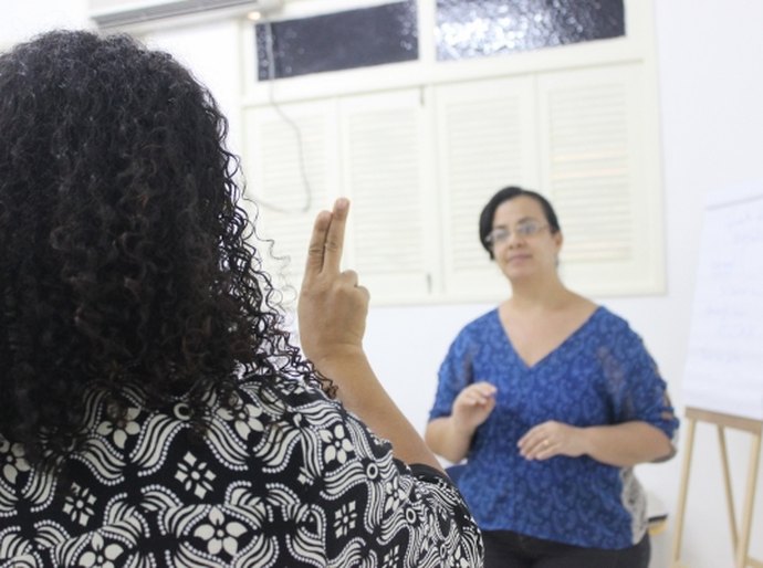 Governo investe em inclusão e aposta em curso de Libras para servidores