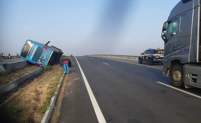 Ônibus de turismo tomba e deixa cerca de 10 feridos