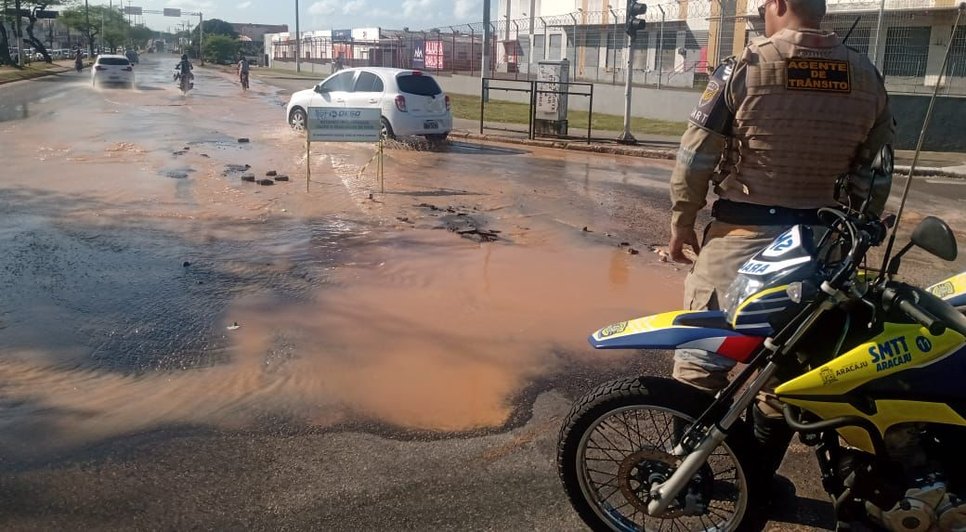 Tubulação de água rompe e causa desabastecimento na Zona Sul de Aracaju / Foto: Foto: SMTT/Aracaju