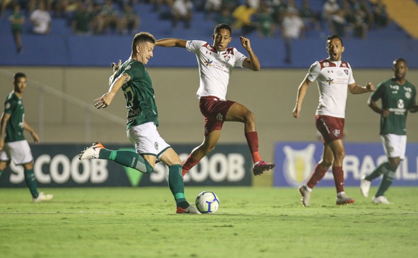 Goiás bate Flu por 3 a 0, afasta má fase e deixa o rival na zona de rebaixamento