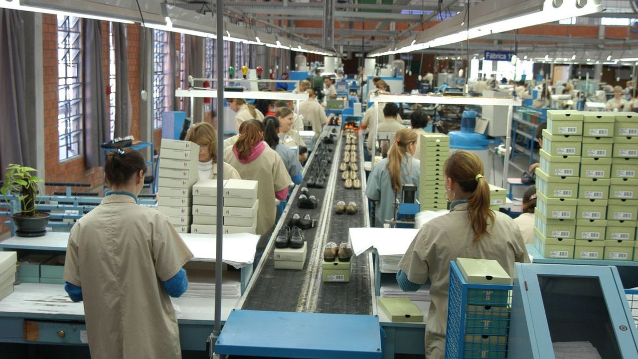 Queda na indústria ante agosto de 2020 interrompe sequência de 11 meses de altas