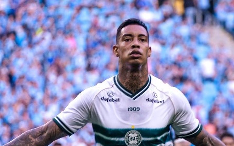 Alef Manga marca em retorno após suspensão de um ano e Coritiba vence Amazonas na Série B