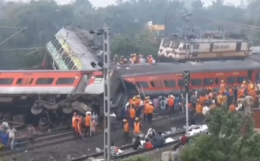 Colisão entre trem de carga e de passageiros deixa cinco mortos na Índia; vídeo