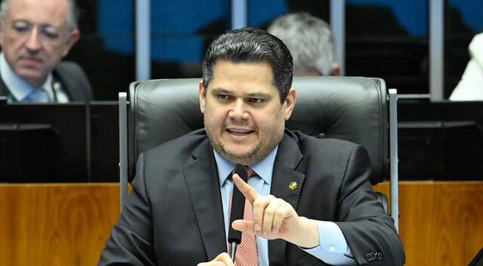 Empresários buscam Davi Alcolumbre para debater fim da escala 6x1