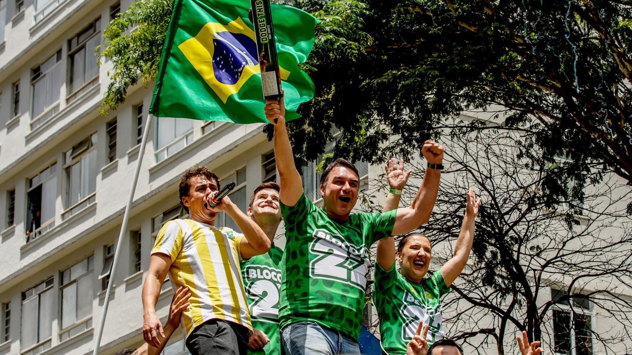 Aliados criticam nova postura de Flávio Bolsonaro