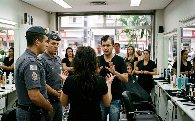 Mulher tenta esfaquear cabeleireiro após se irritar com corte de cabelo em São Paulo