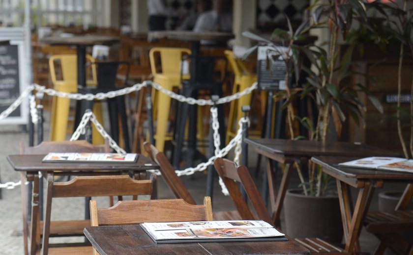 Criminosos encapuzados e armados fazem arrastão em bar da zona oeste de SP