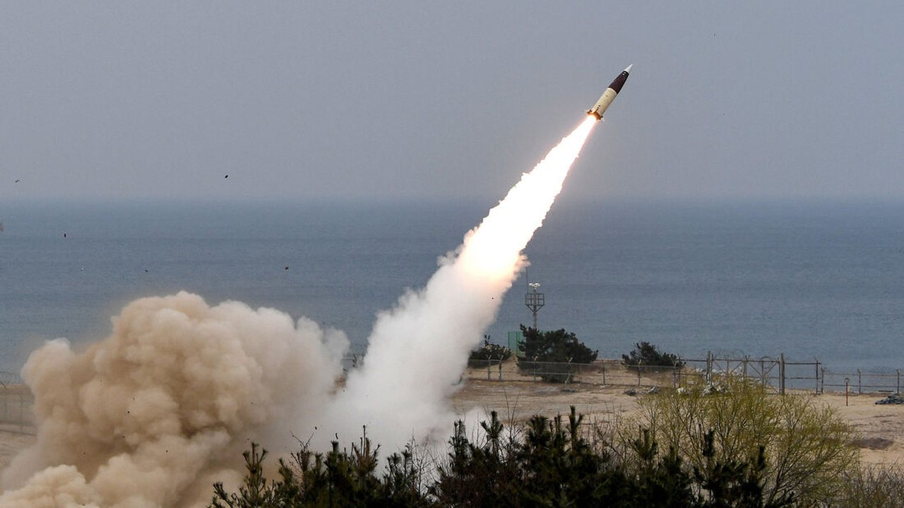 Foguete da Coreia do Norte que transportava segundo satélite espião explode em pleno ar