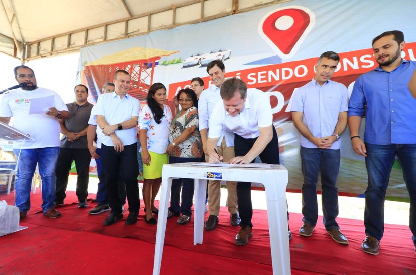 Marx assina ordem de serviço para construir Drive da Cocada em Marechal