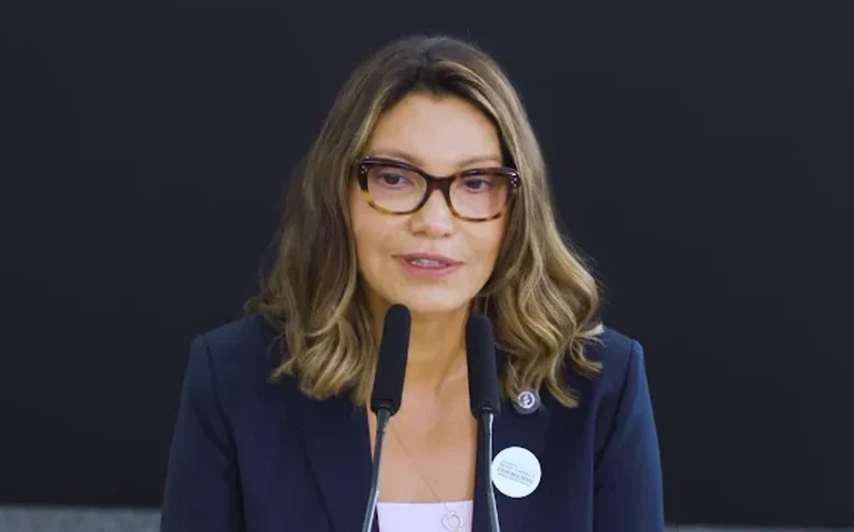 Janja recebe gim autografado por Jin, do BTS, durante visita à Coreia do Sul