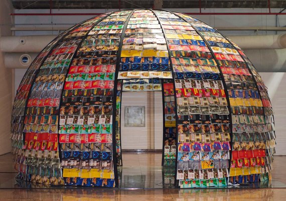 Maloca instagramável é revestida por 2 mil revistas Graciliano