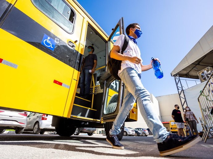 Seduc transporta diariamente alunos da rede estadual para ponto de vacinação