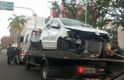 Veículo com queixa de roubo provoca acidente no Centro de Maceió