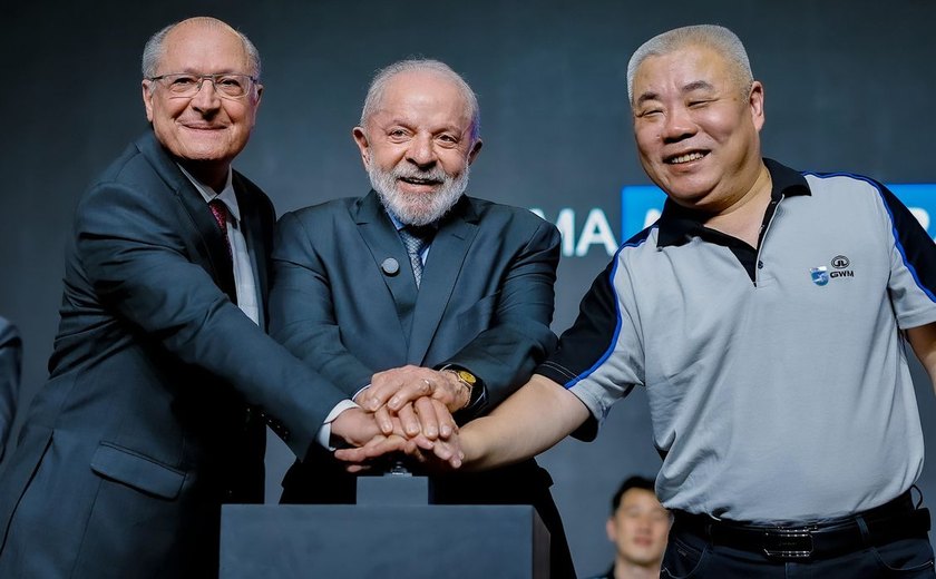 Em inauguração de montadora, Lula defende relação comercial com China