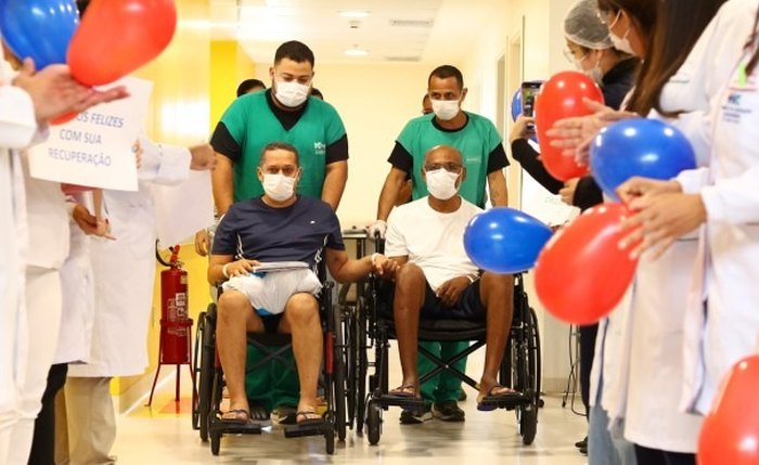 Momento de emoção na saída de pacientes do hospital, em Maceió