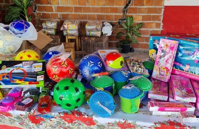 Juiz João Dirceu distribui brinquedos e cestas básicas em Maravilha, Ouro Branco e Canapi