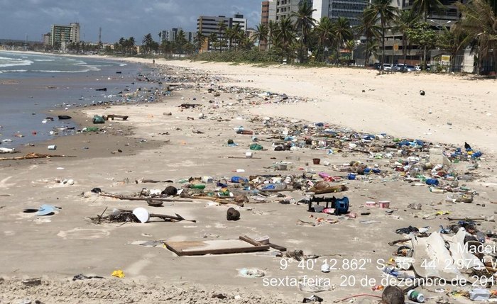 Praia da Avenida na última sexta-feira: lixo invade a areia em toda extensão da área