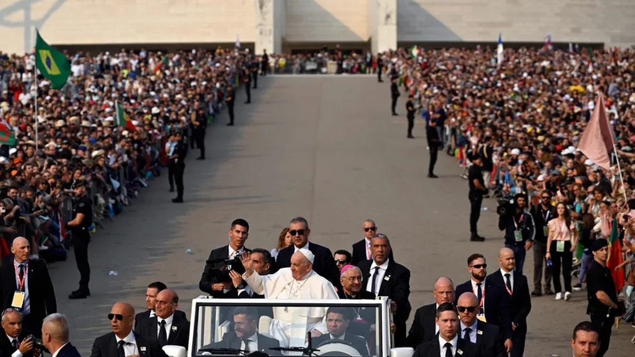 Multidão de fiéis acompanham visita do Papa visita ao santuário de Fátima, em Portugal; fotos