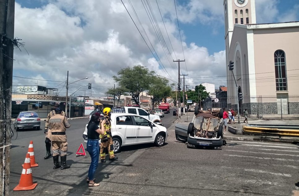 Um dos carros capotou e foi parar próximo ao canal / Foto: SMTT/Aracaju