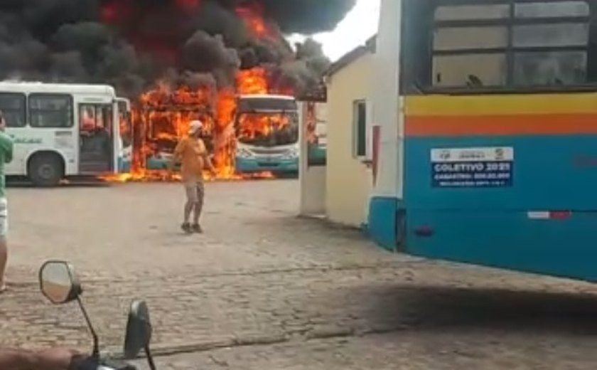 Garagem da RM Viação passa por perícia do Corpo dos Bombeiros após incêndio