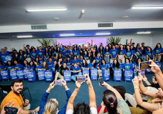 Daqui Pra o Mundo: Governador entrega 100 kits de viagem para alunos que farão intercâmbio na Inglaterra