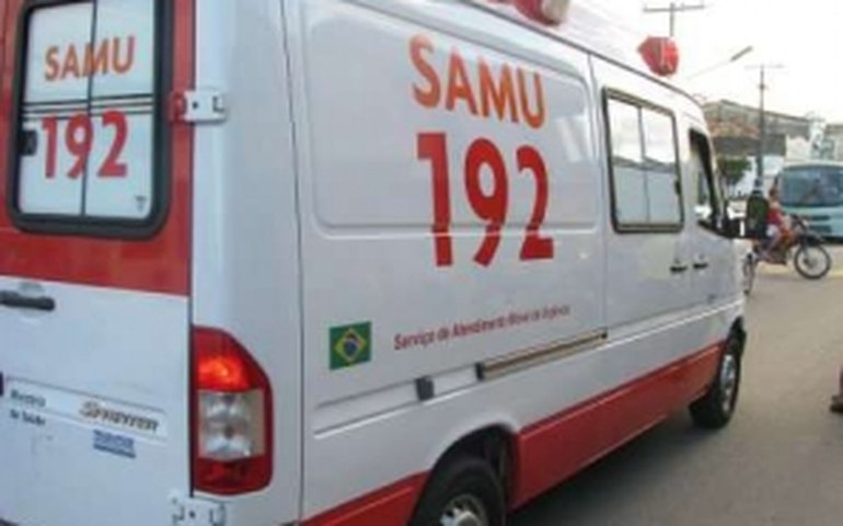 Populares apedrejam homem acusado de esfaquear mulher