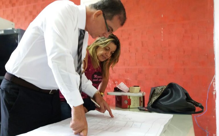 Em Palmeira dos Índios, Ronaldo Medeiros visita reforma do Ceja Remy Maia