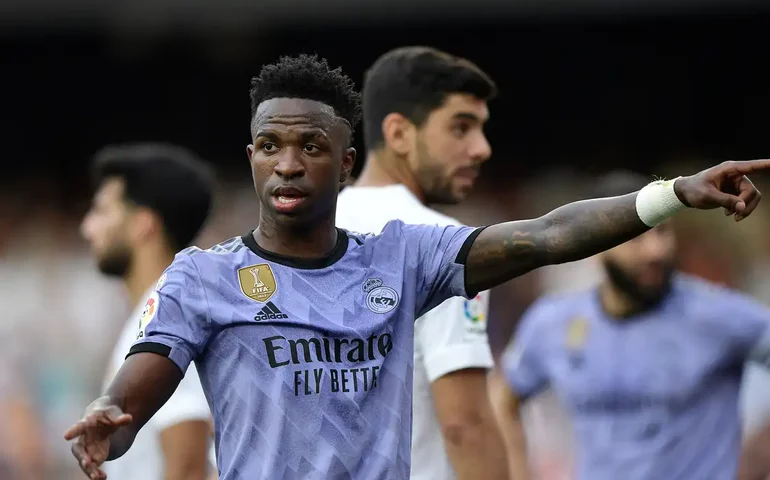 'Nunca vi antes um jogador tão perseguido como Vinicius Júnior', declara Carlo Ancelotti