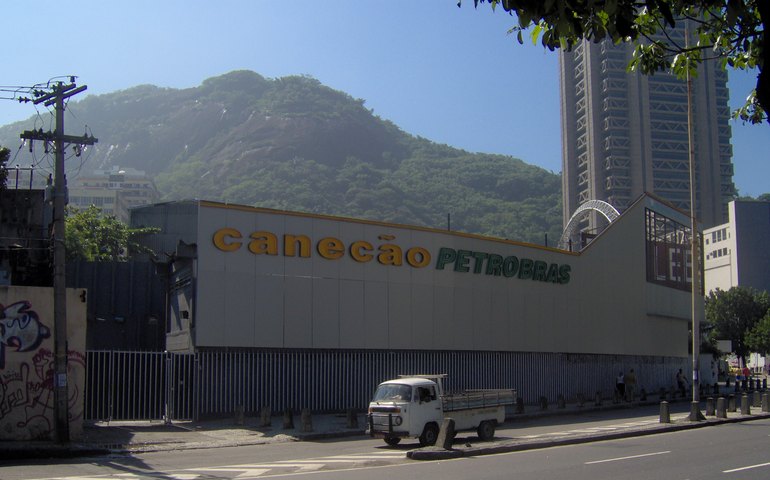 Incêndio atinge parte externa do Canecão, no Rio de Janeiro