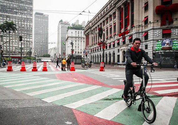 &#8216;Sexta sem Carro&#8217; fecha ruas do centro de SP para carros e motos