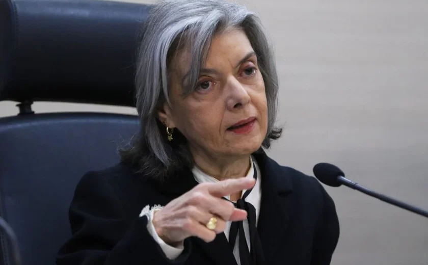 Cármen Lúcia é eleita presidente do TSE e promete 'honrar Constituição'