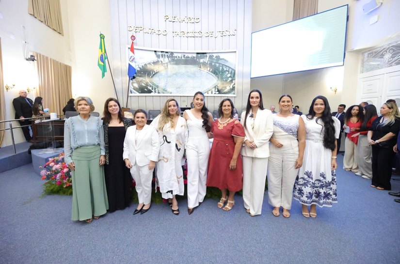 Gabi Gonçalves entrega comenda para oito empreendedoras de Alagoas