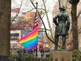 Governo Trump concorda em recolocar a bandeira do arco-íris do Orgulho LGBTQIA+ no monumento de Stonewall, em Nova York