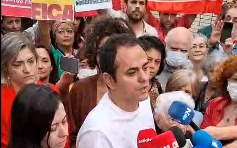 Glauber Braga suspende greve de fome após compromisso do presidente da Câmara