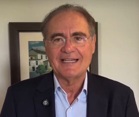 Renan acusa JHC de silêncio no caso Master e pergunta: “Quem levou Vorcaro para Maceió?”