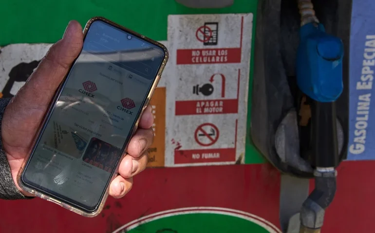 Motoristas cubanos enfrentam meses de espera pela gasolina em aplicativo do governo destinado a reduzir linhas