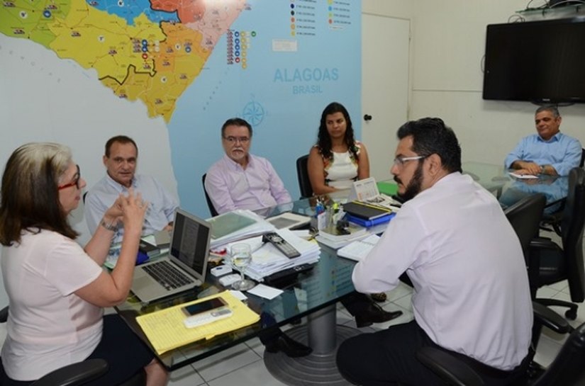 Sesau discute parceria com os Correios para agilizar serviços