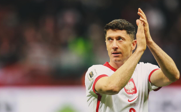 Técnico da Polônia pede demissão após entrar em atrito com Lewandowski