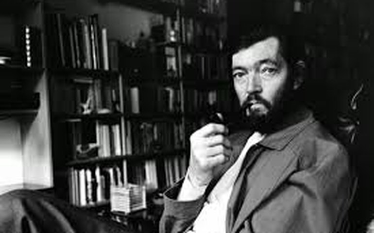 Contos e poemas inéditos do escritor argentino Julio Cortázar serão leiloados em Montevidéu em outubro